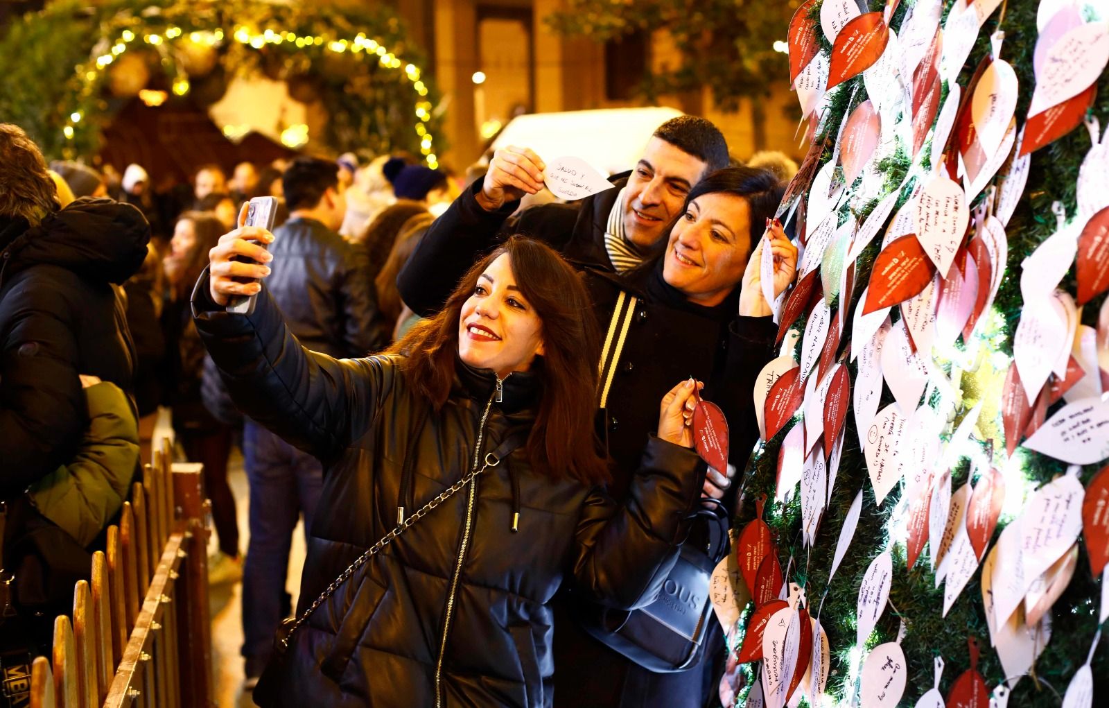 Ni el frío ni el puente pueden con el mercadillo navideño de la plaza del Pilar