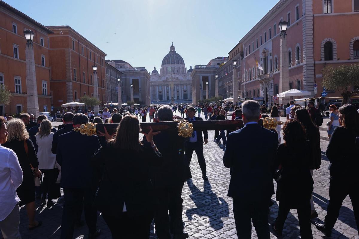 Hermanos del Rocío llevan la Cruz del Mundo por la Vía de la Conciliaziones, en Roma.