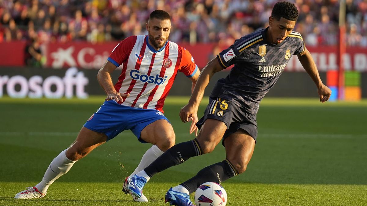 Bellingham y David García, en un momento del partido