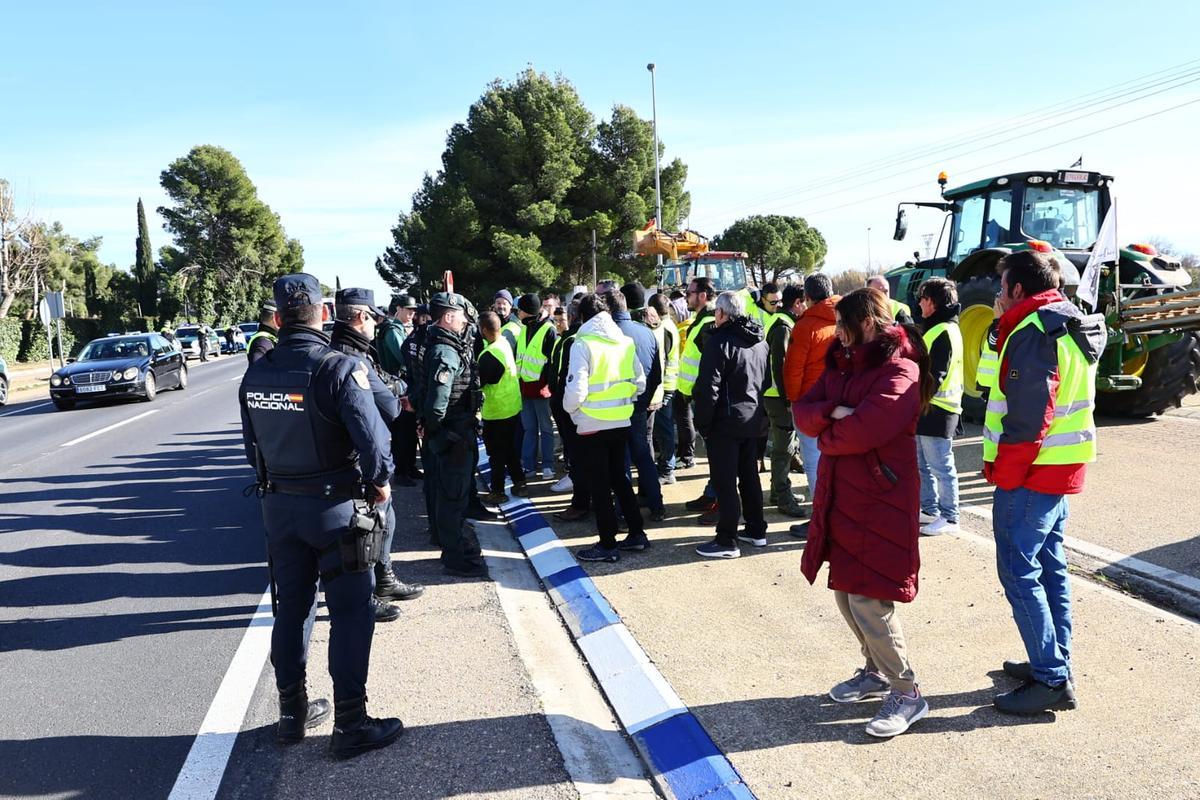 En imágenes | Atascos en los alrededores de Plaza por un protesta de agricultores por el acuerdo del Mercosur En imágenes | Atascos en los alrededores de Plaza por un protesta de agricultores por el acuerdo del Mercosur