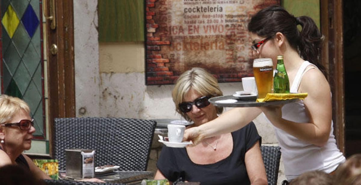 Una camarera en un establecimiento de Málaga.