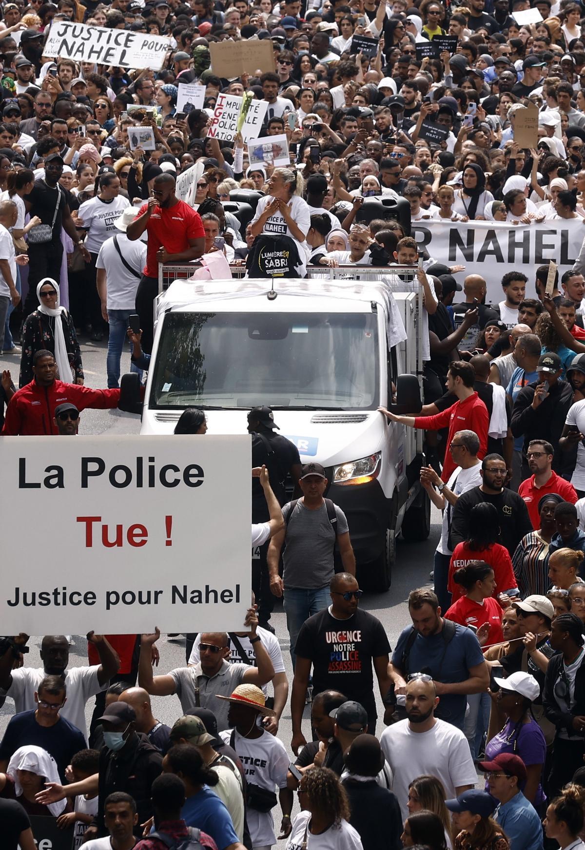 Mounia, la madre de Nahel encabeza una marcha blanca en Nanterre. La familia del joven fallecido ha convocado una marcha blanca en su memoria.