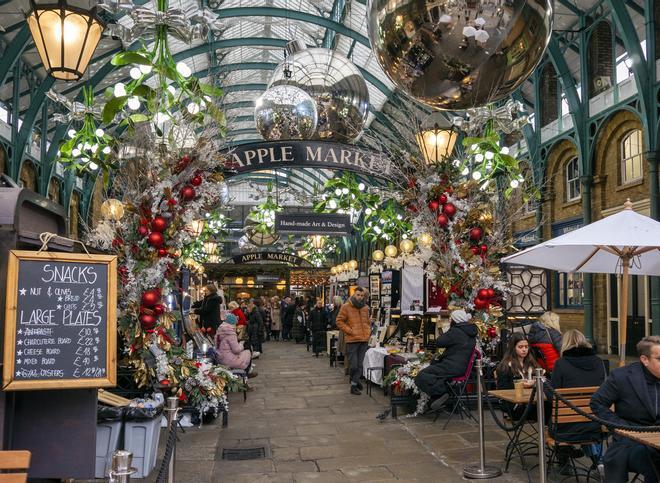 Apple Market en Covent Garden con decoración navideña