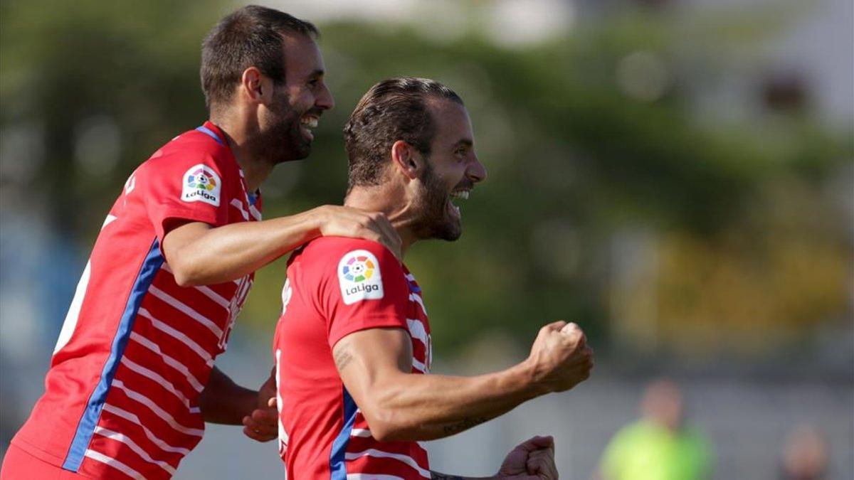 Víctor Díaz celebra con Roberto Soldado el 0-1 del Granada en Durrës