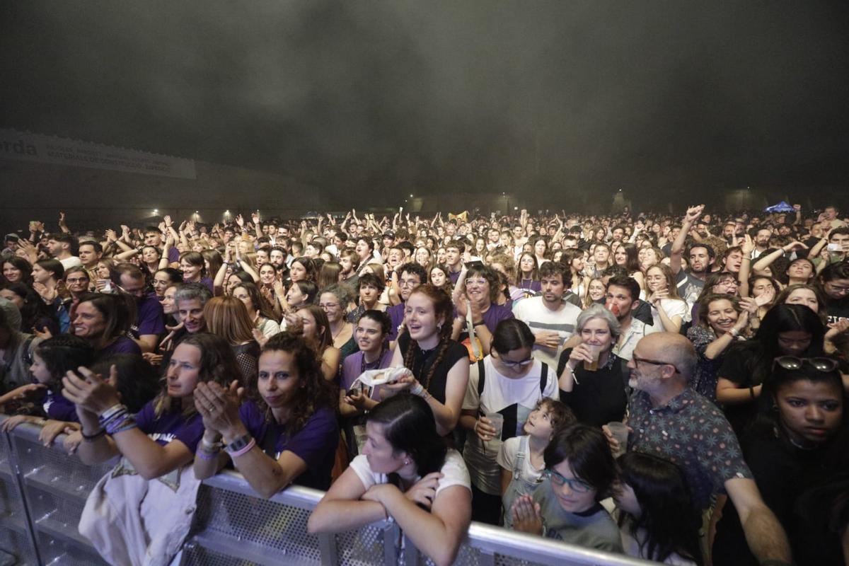 El publico entregado durante otra esperada actuación de Antònia Font.