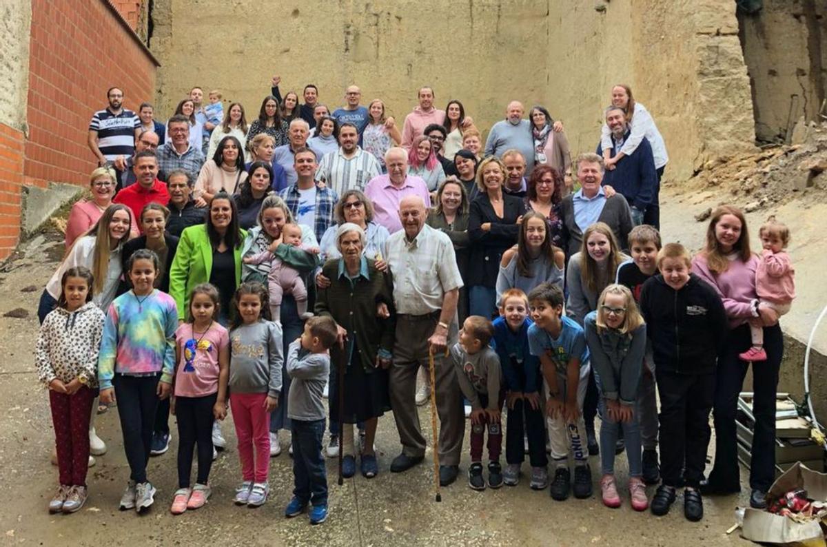 Evilasio y Oliva, en el centro, con el resto de su familia. | Cedida