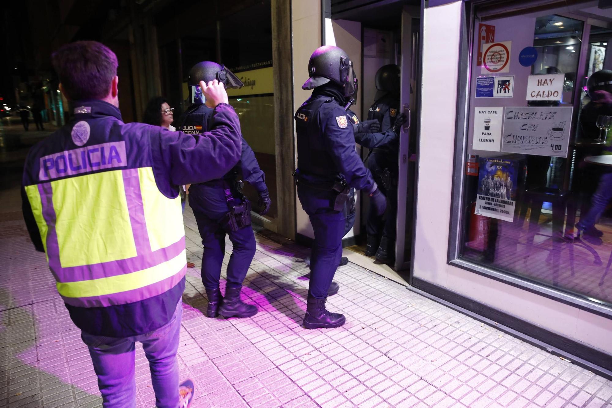 Así vigila la Policía Nacional las zonas de ocio nocturno en Gijón (en imágenes)