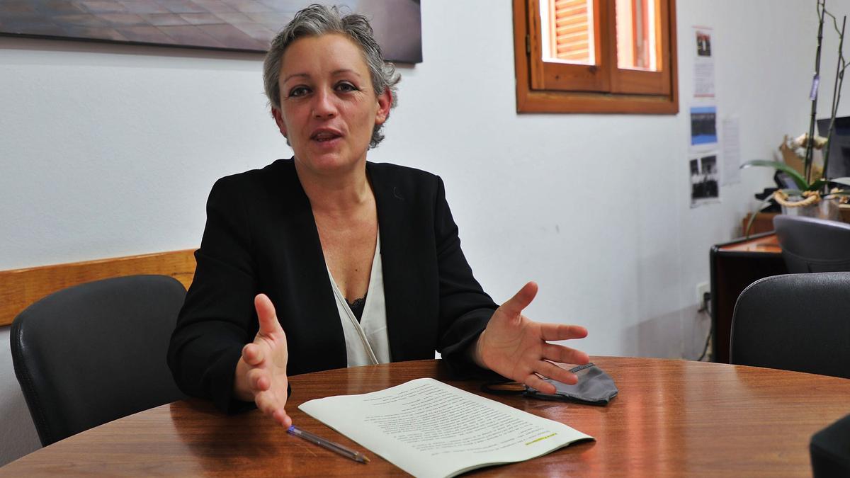 Alejandra Ferrer, en su 
despacho del Consell, 
durante la entrevista.  C.C.