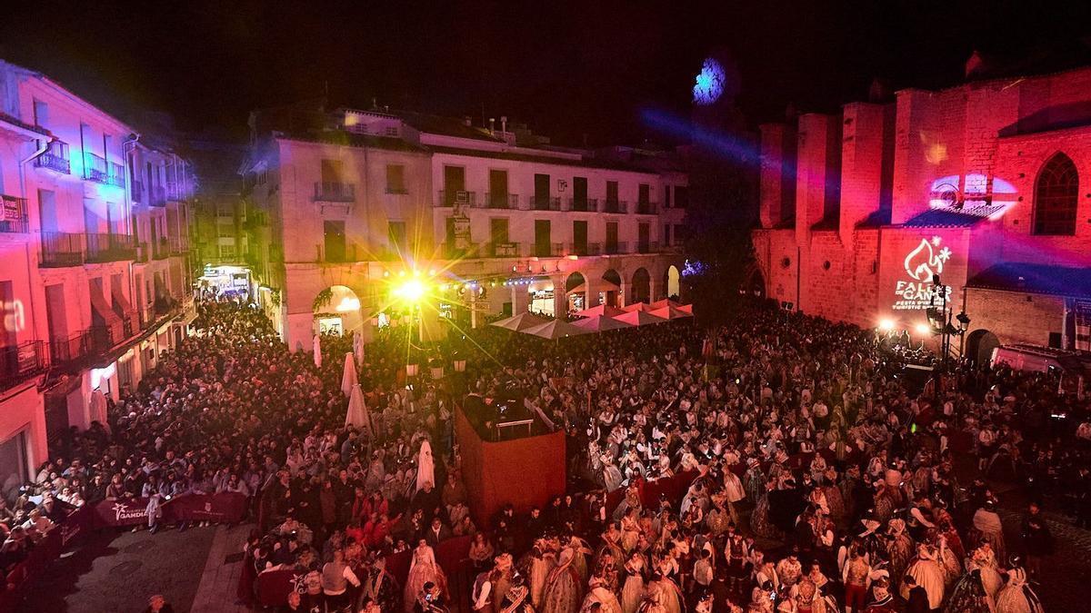 Imagen aérea de falleros y falleras en una entrega de premios de las Fallas de Gandia, en imagen de archivo.