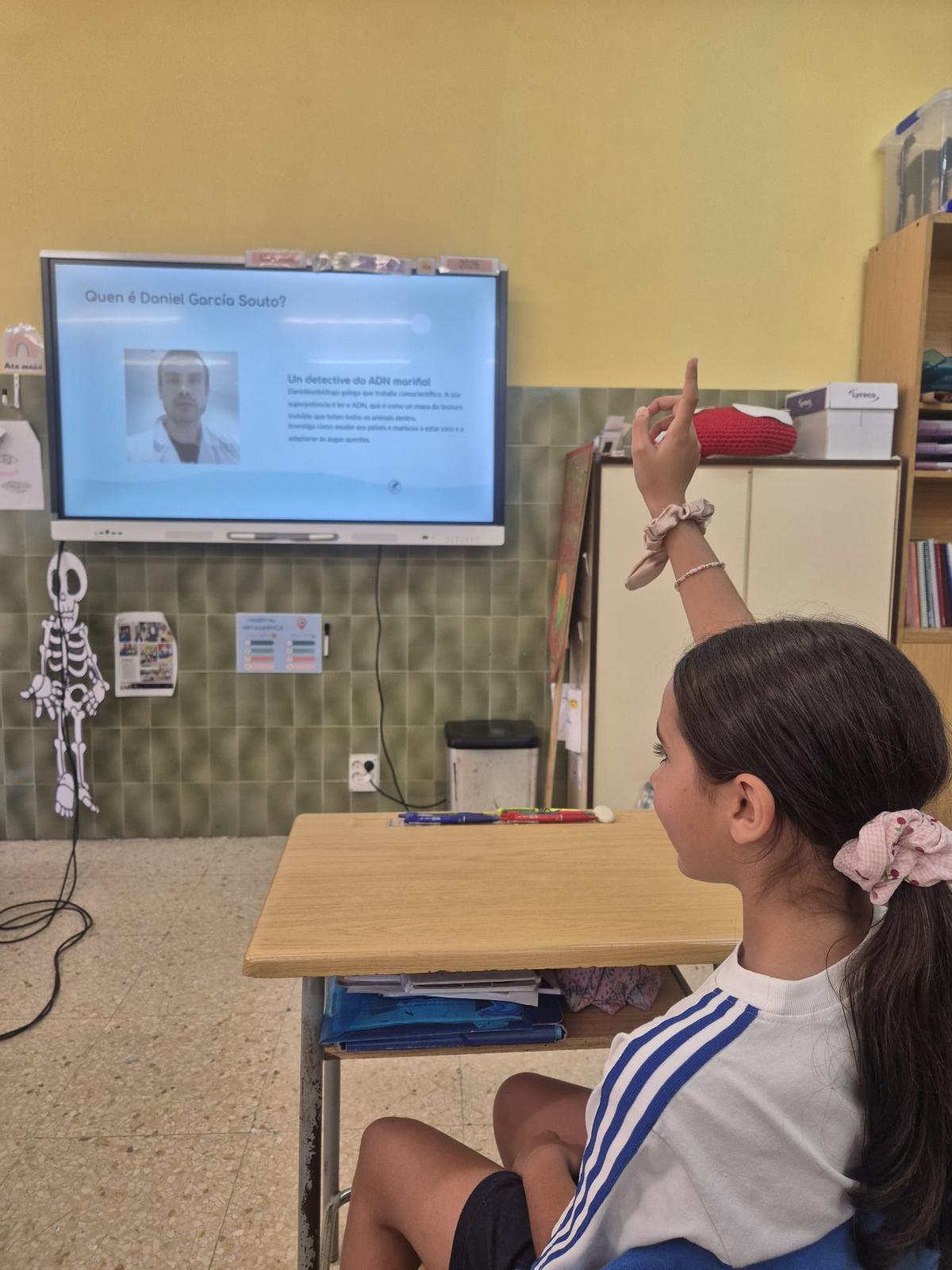 O alumnado do Colegio Montesol preparando as preguntas para Daniel García.