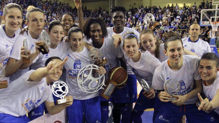 Las jugadoras del Perfumerías Avenida celebran su título