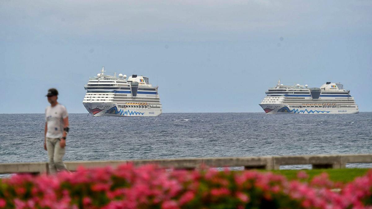 Buques de AIDA fondeados en la bahía capitalina la pasada primavera como consecuencia del parón provocado por la pandemia.