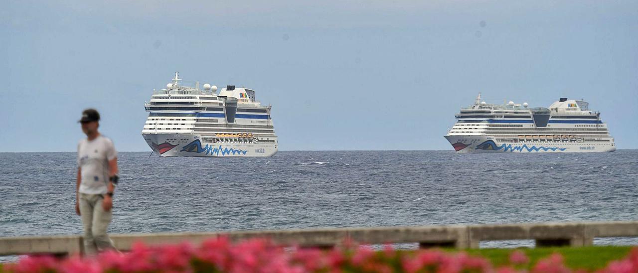 Buques de AIDA fondeados en la bahía capitalina la pasada primavera como consecuencia del parón provocado por la pandemia.