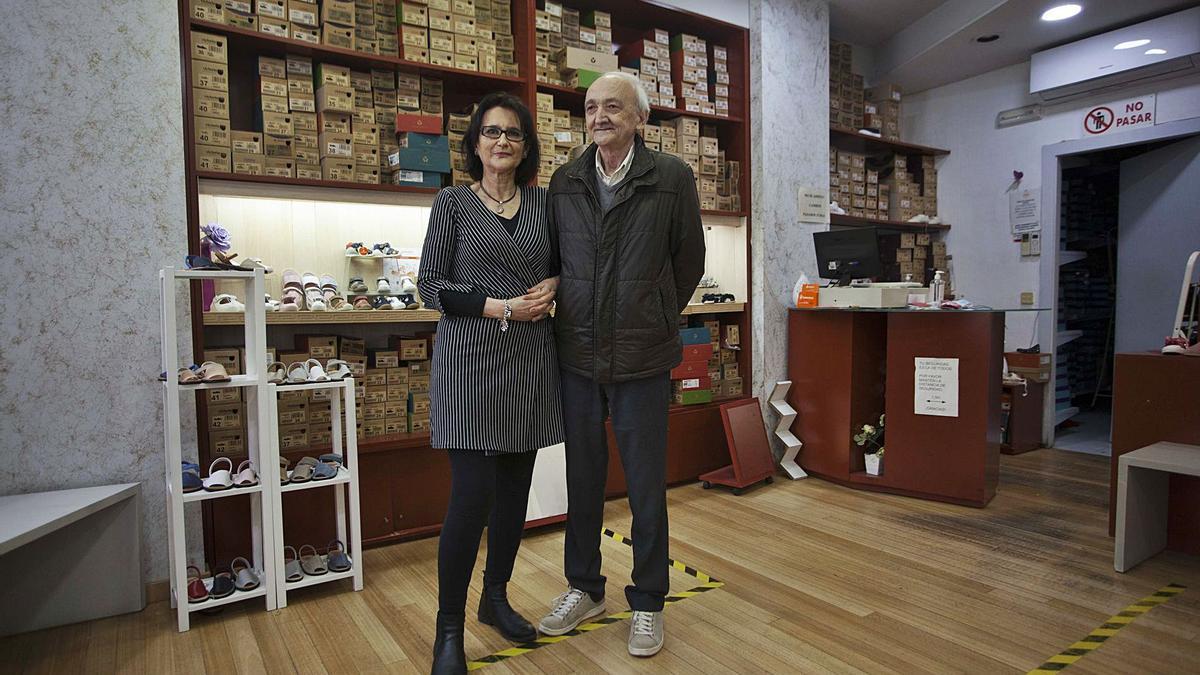 María Ángeles Brodín y Juan Antonio Núñez, dueños de «Pitipié», en el interior de la tienda.  | FERNANDO BUSTAMANTE