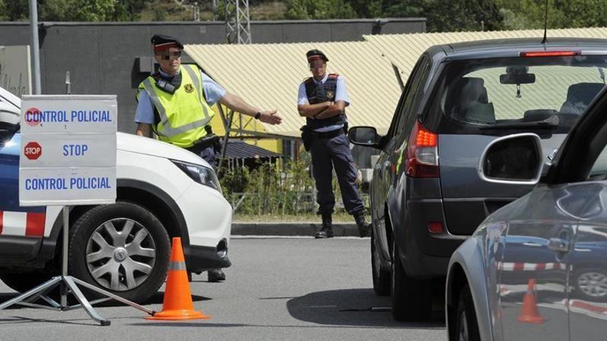 Los Mossos tratan de confirmar que el terrorista huyó con el coche que embistió un control en la Diagonal