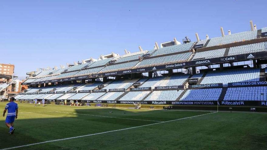 Aspecto de la grada de Río, ayer, antes del inicio del partido del memorial Quinocho. // Ricardo Grobas