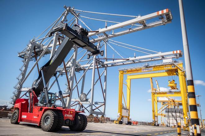 Boluda Shipping presenta dos nuevas grúas