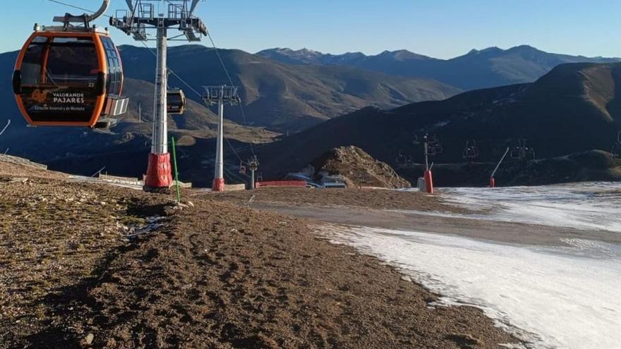 La nieve se salta también el último puente de la temporada, con solo 400 metros esquiables esta Semana Santa