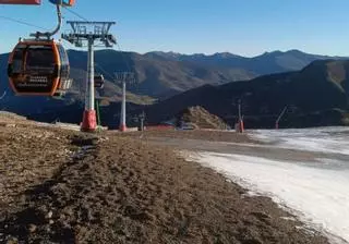 La nieve se salta también el último puente de la temporada, con solo 400 metros esquiables esta Semana Santa