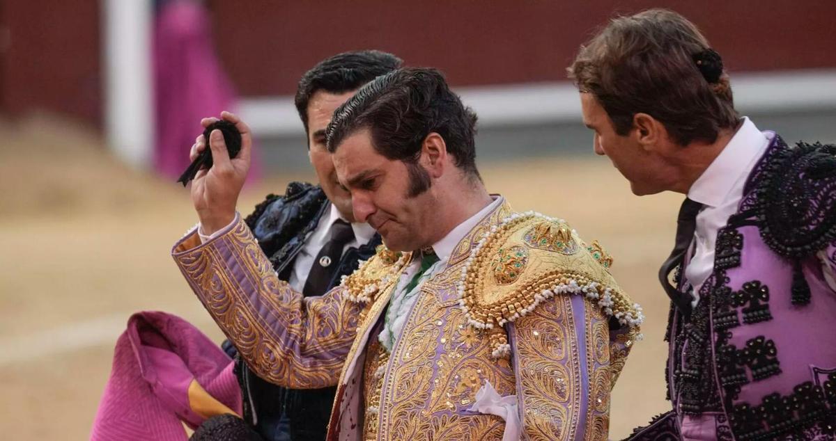 El diestro Morante de la Puebla se corta la coleta en Las Ventas tras cortar dos orejas.