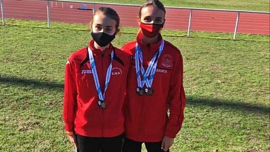 Natalia e Iria Rivas, ayer, con sus medallas, en Pontevedra. |