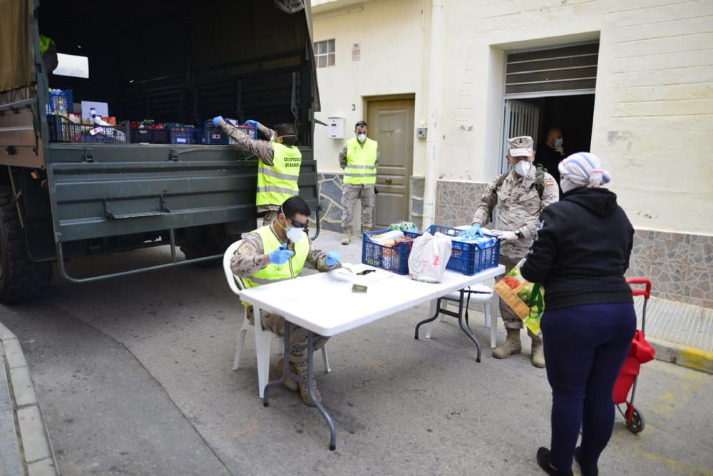 El Ejército entrega alimentos en el barrio Peral