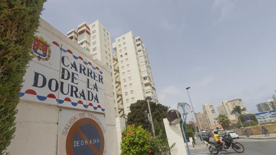 Alicante mantiene más de cien placas de calles con errores en el nombre