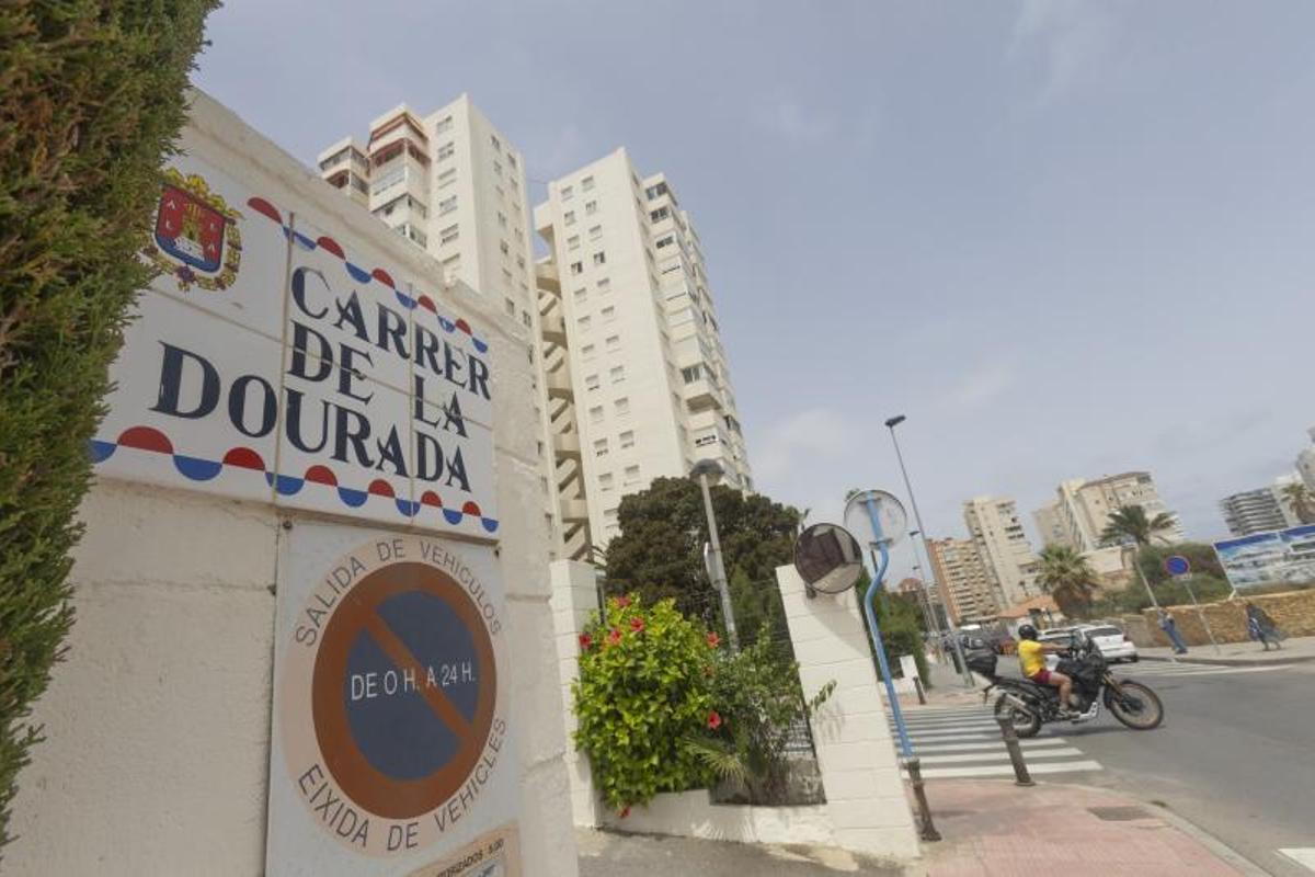 Más de cien placas de calles en Alicante con errores en el nombre