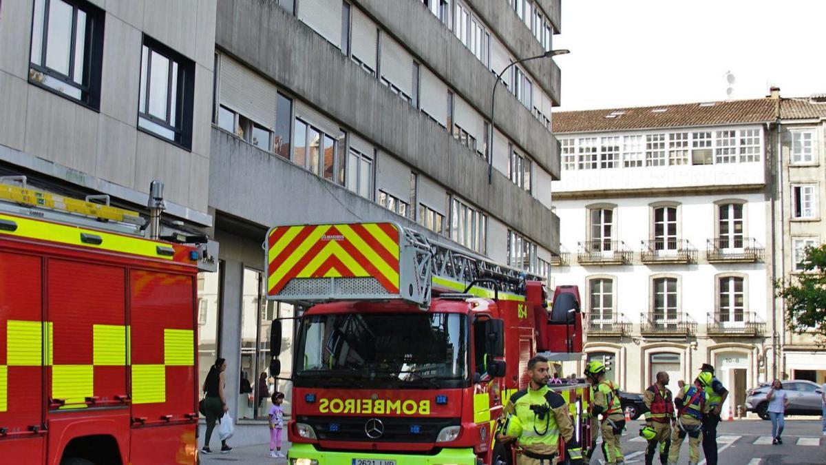 Efectivos de Bomberos de Santiago durante una intervención en la Praza da Galicia