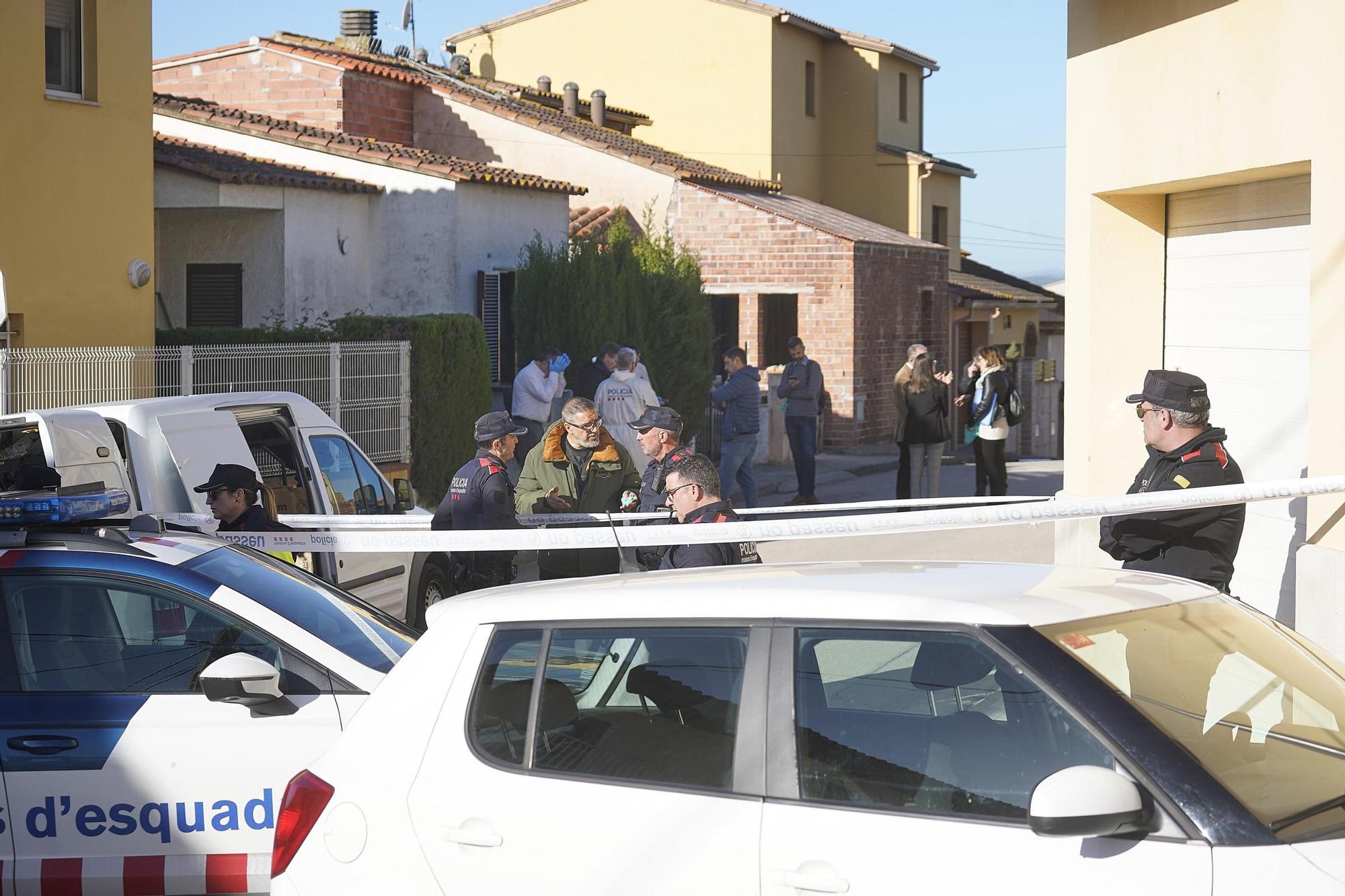 Troben un nen assassinat i la mare apunyalada en un pis de Bellcaire