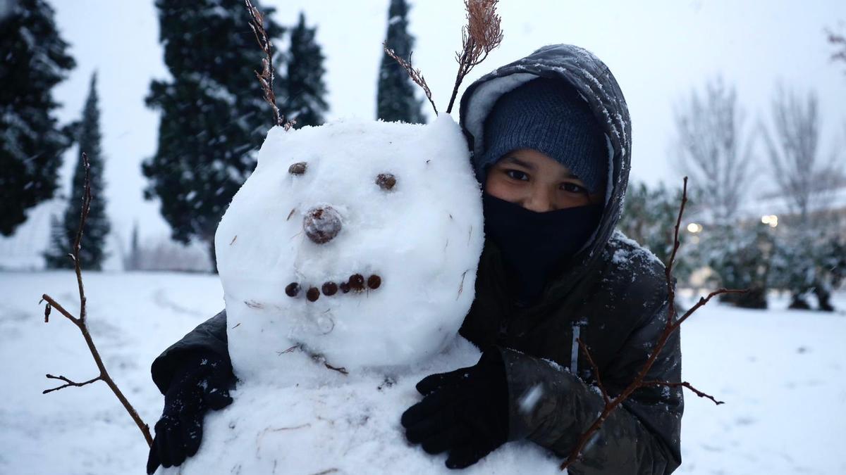 EN IMÁGENES | Vuelve a nevar en Zaragoza tres años después