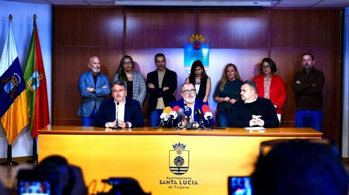 Francisco García, rodeado de sus compañeros de gobierno tras anunciar la remodelación el 7 de febrero.