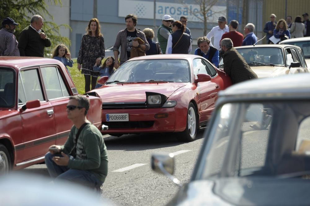 Decenas de automóviles de otras épocas tomaron las calles de Lalín con motivo de la VIII Ruta de Coches Clásicos do Cocido.