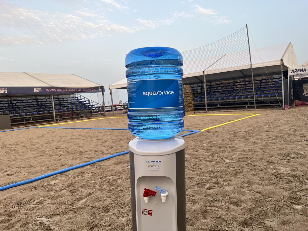 Aquaservice, empresa líder en distribución de agua embotellada con dispensador en España, colabora con el Arena 1000 Playas de Orihuela de balonmano playa para lograr su versión más sostenible.