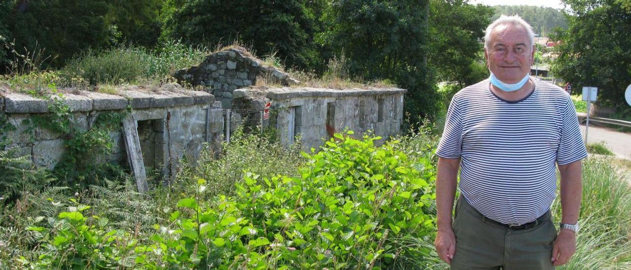 Lito Fernández Misa, hijo de los últimos molineros, ante las ruinas que fueron su casa.