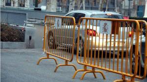 Un vehicle policial camuflat, escortat per dos vehicles de la Guàrdia Civil, traslladava aquest matí Junqueras des de la presó d’Estremera.