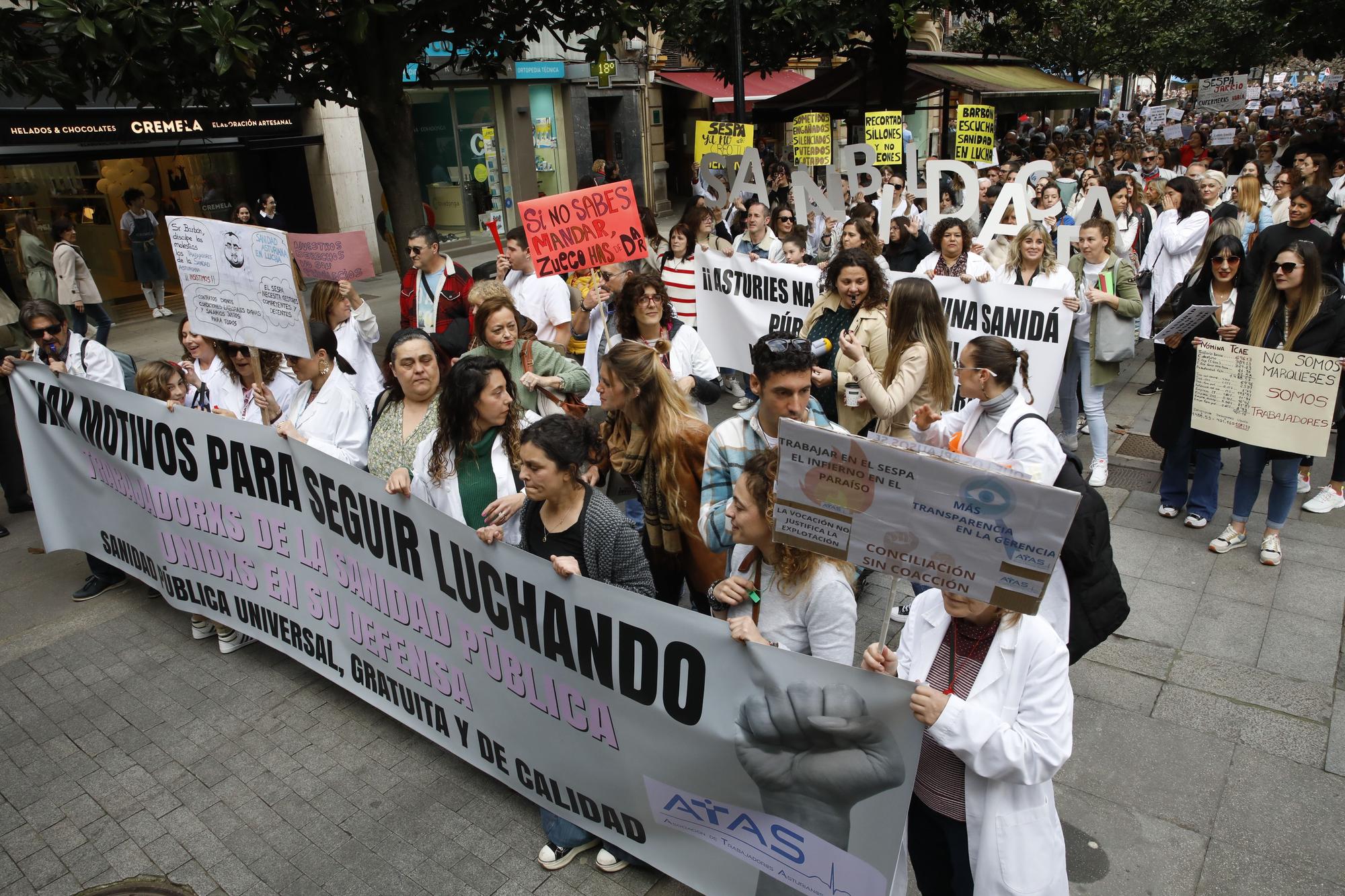 En imágenes: Los sanitarios se manifiestan en Gijón al grito de "no queremos más dinero, queremos mejores condiciones laborales"