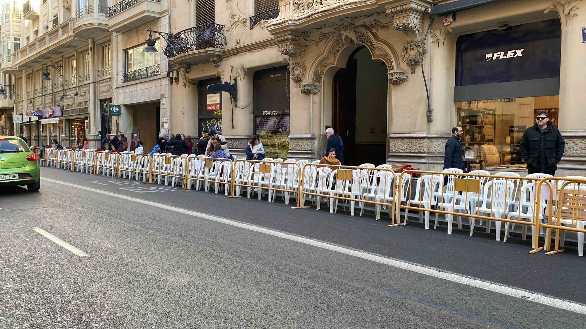 El público ya ocupa las sillas para ver la Cabalgata de Reyes en Valencia