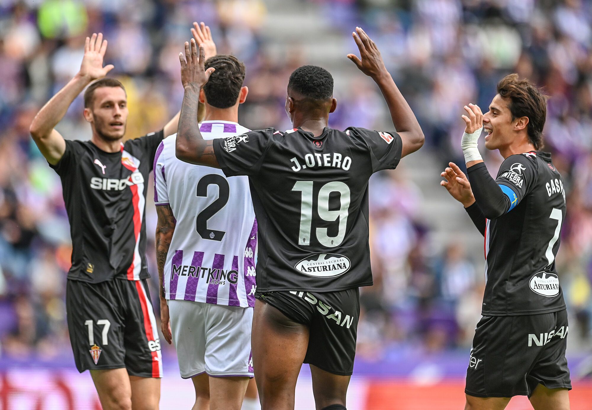 EN IMÁGENES: El Valladolid-Sporting disputado en Zorrilla con notable presencia de La Mareona