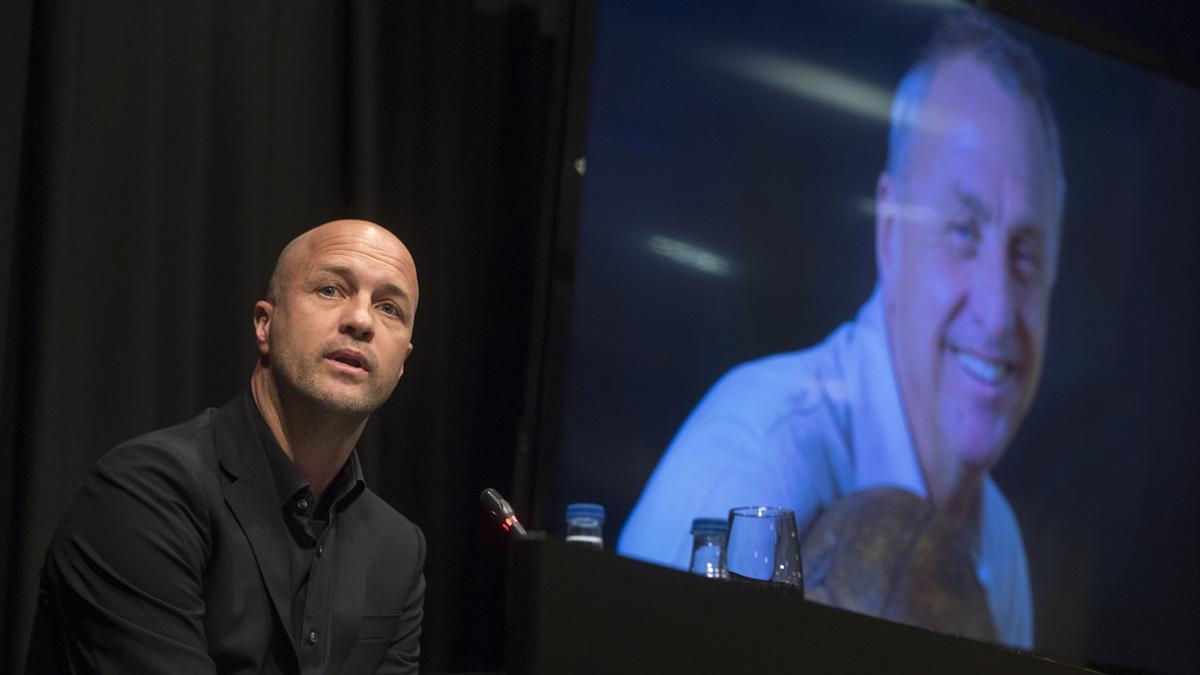 Jordi Cruyff durante el parlamento que ha ofrecido en la sala de prensa del Camp Nou.