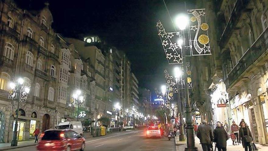 Ornamentos navideños colocados en la calle Urzáiz.  // José Lores