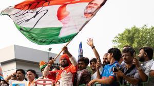 Opositores del primer ministro indio, Narendra Modi, se concentran mientras continúa el recuento de votos