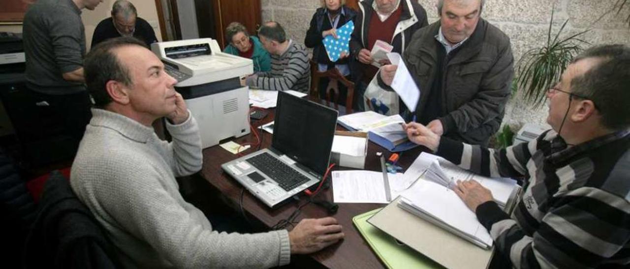 El levantamiento de actas comenzó en Cerdedo | Los técnicos de Fomento que se encargas del proceso de levantamiento de actas de ocupación llegan hoy a Cotobade y mañana al Pazo da Cultura de Pontevedra, después de completar ayer ese proceso en Cerdedo -en la imagen- donde se trabajó durante dos días. En ese municipio se mejorarán varias intersecciones. Los propietarios de Bora y Mourente deben acudir tanto mañana jueves como el viernes, de 10.30 a 13.30 al Pazo da Cultura, en función de la convocatoria personalizada ya remitida a sus domicilios.