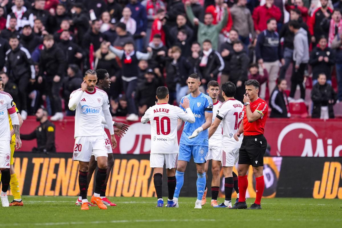 Salas y Vlachodimos salvan un punto para el Sevilla y amargan al Girona.