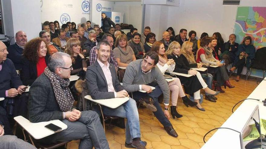 Asistentes a la última reunión de la junta celebrada ayer en el PP. // Iñaki Osorio