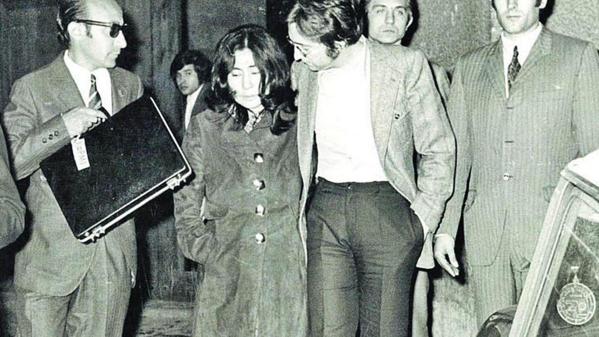 John Lennon i Yoko Ono,
a la sortida dels jutjats
de Mallorca. tortelló