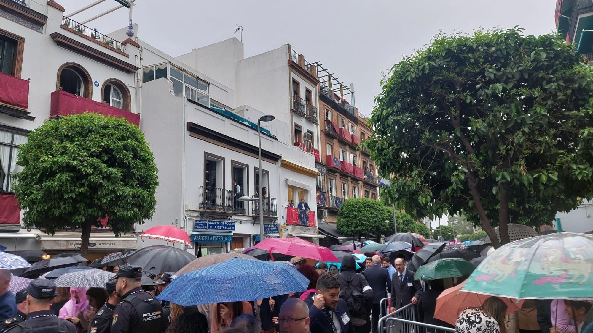 Calle San Jacinto con paraguas en el Domingo de Ramos 2024