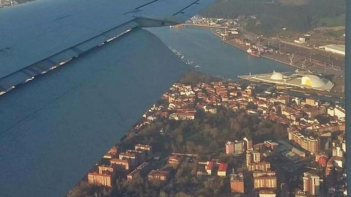 Vista de Avilés, desde un avión, con el Niemeyer consturido