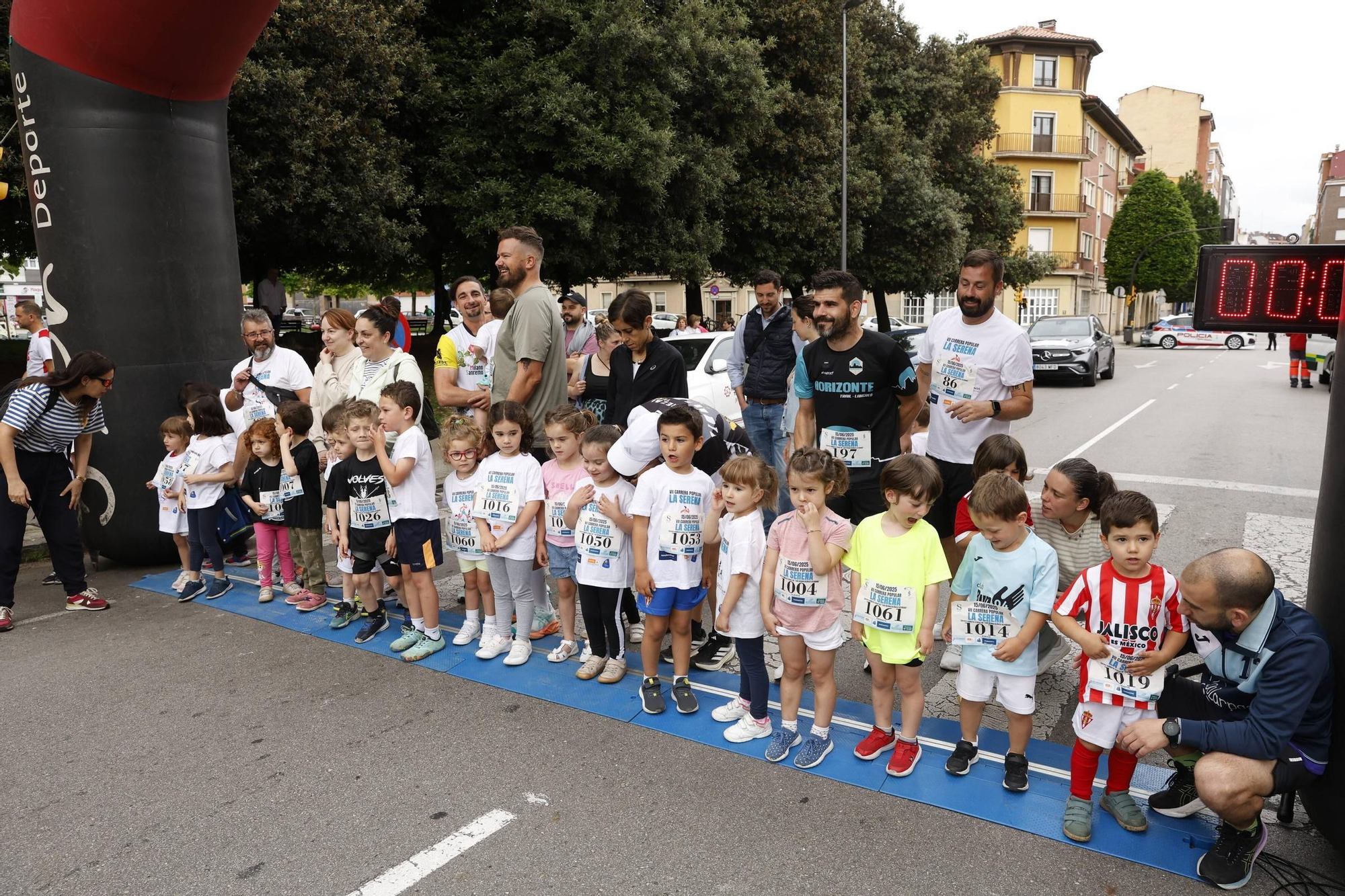 La carrera popular solidaria en El Llano, en Gijón, en imágenes