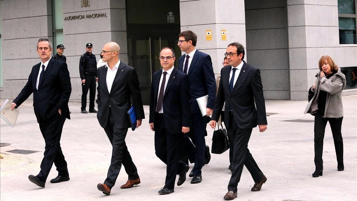 Los exconsellers de la Generalitat de Catalunya Joaquim Forn, Raul Romeva , Jordi Turull , Carles Mundí , Josep Rull, Dolors Bassa y Meritxell Borras a su llegada a la Audiencia Nacional